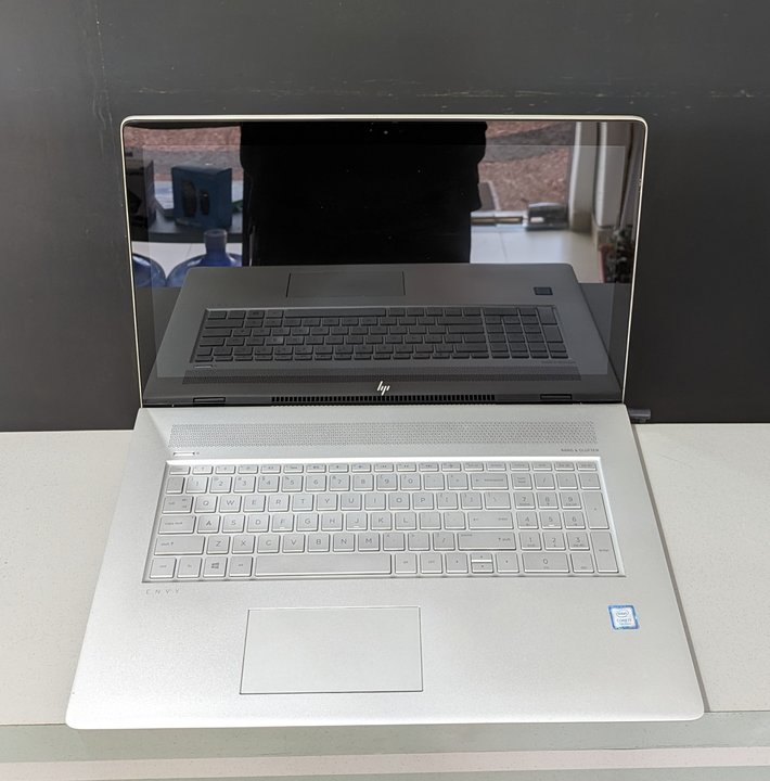 HP Envy 17.3" - Gran Pantalla, Gráfica Discreta 4GB, SSD Ultra-Rápido