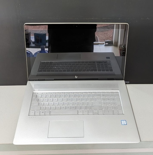 [COMP000042] HP Envy 17.3" - Gran Pantalla, Gráfica Discreta 4GB, SSD Ultra-Rápido